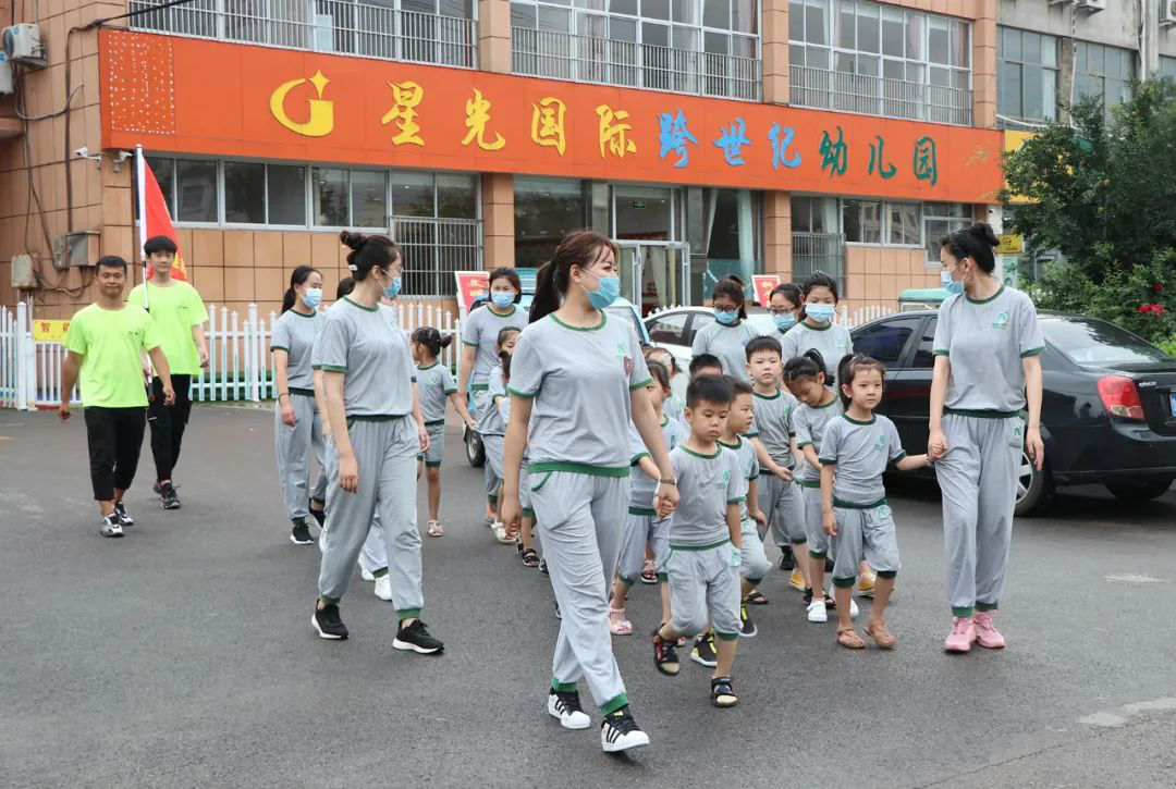 山東棗莊跨世紀(jì)星光幼兒園：蒙氏寶貝幼小銜接系列之“勇敢之夜”暨“西餐晚宴”