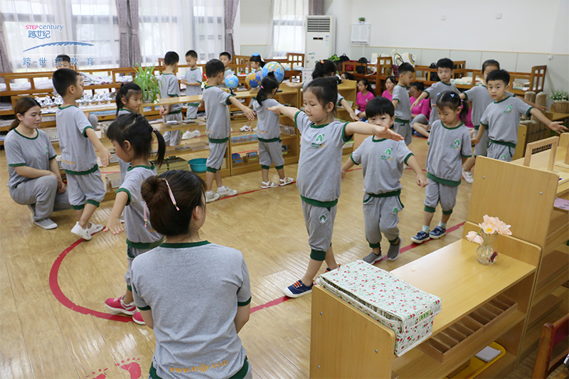 她們說在跨世紀(jì)幼兒園實(shí)習(xí)真棒，可以學(xué)到好多……