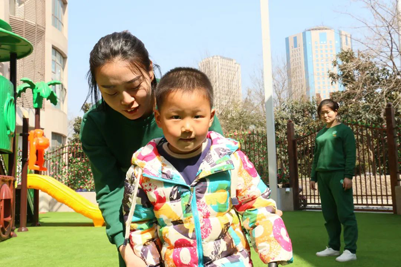 跨世紀(jì)蒙氏教育：孩子在幼兒園磕磕碰碰之后，老師干啥去了？