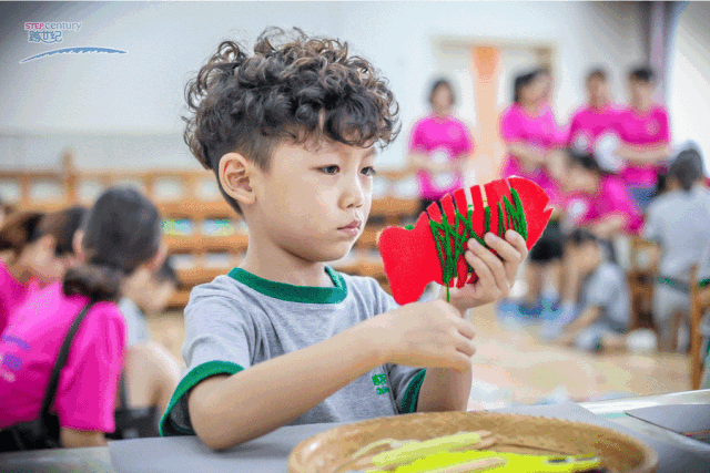 跨世紀(jì)蒙氏教育：培養(yǎng)孩子“社會(huì)性能力”，幼兒園老師得這么做？！