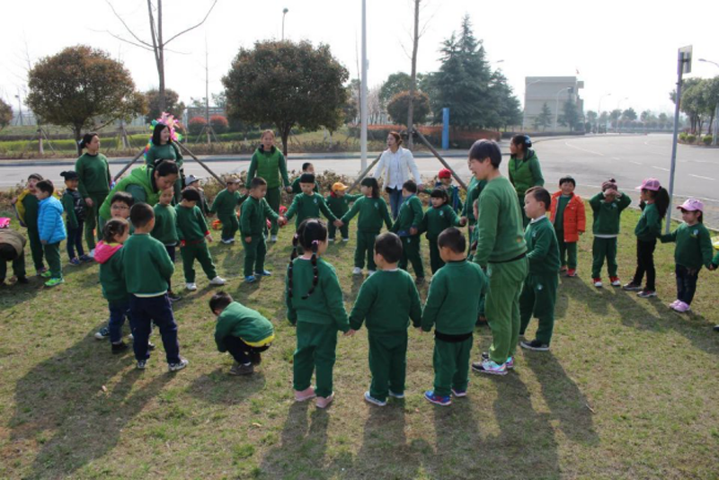 河南省南陽興宛幼兒園：陽春三月放風(fēng)箏4327.png